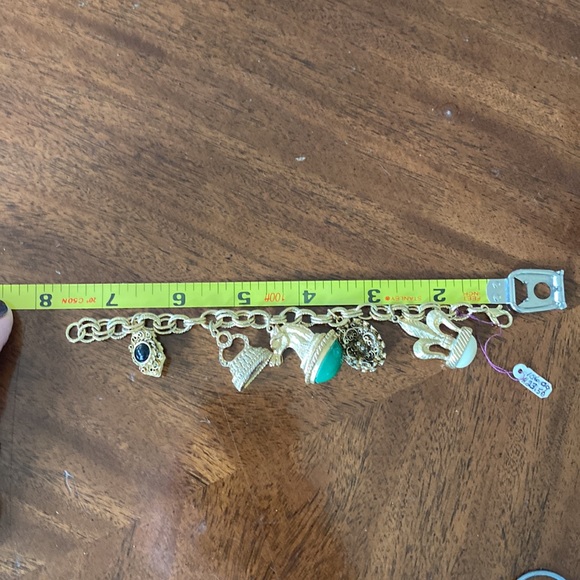 Vintage charm bracelet, gold tone. Approximately 8 inches in length. - Picture 8 of 8